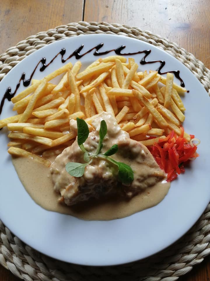 masíčko s hranolkama